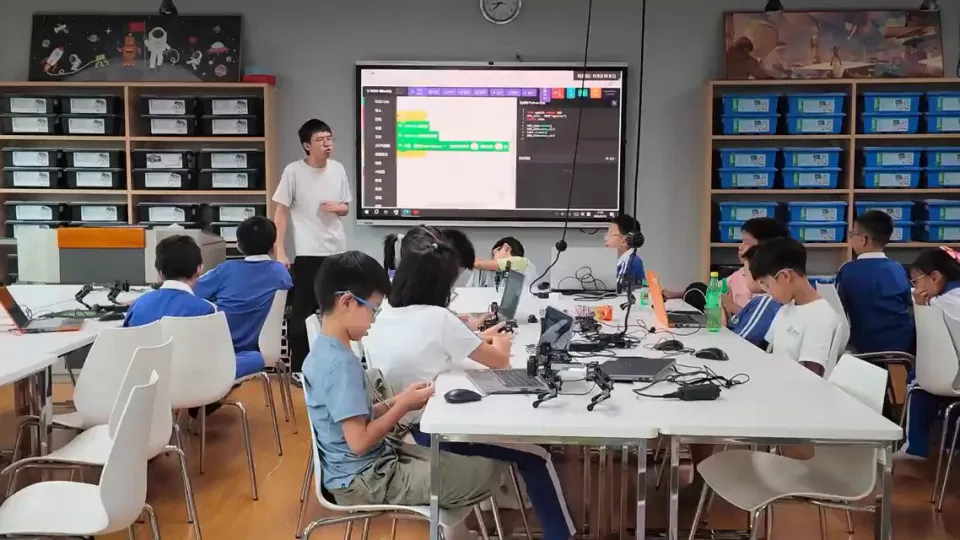 桌面四足平台用于动手控制编程